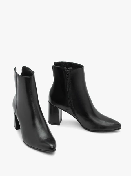 Schwarze Stiefel mit Absatz aus genarbtem Leder
