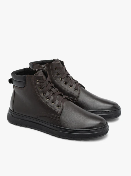 Braune isolierte Lederstiefel