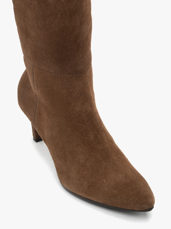 Braune höhere Velourslederstiefel
