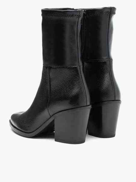 Schwarze höhere Stöckelschuhe