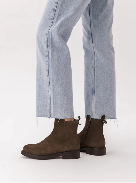 Grüne Velourslederstiefel