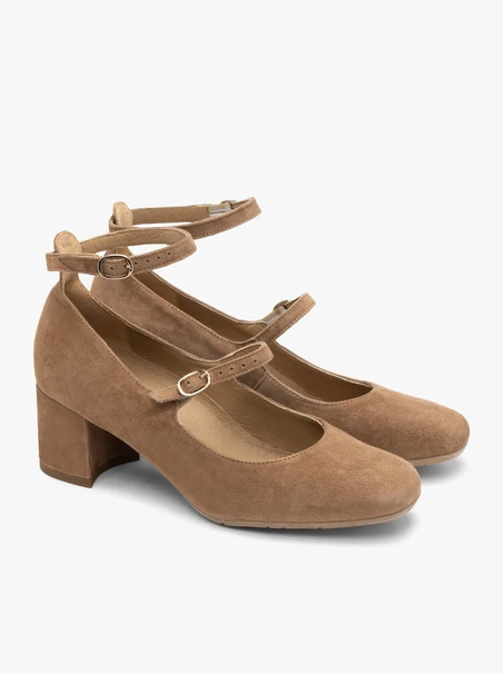 Hellbraune Pumps mit zwei Riemen