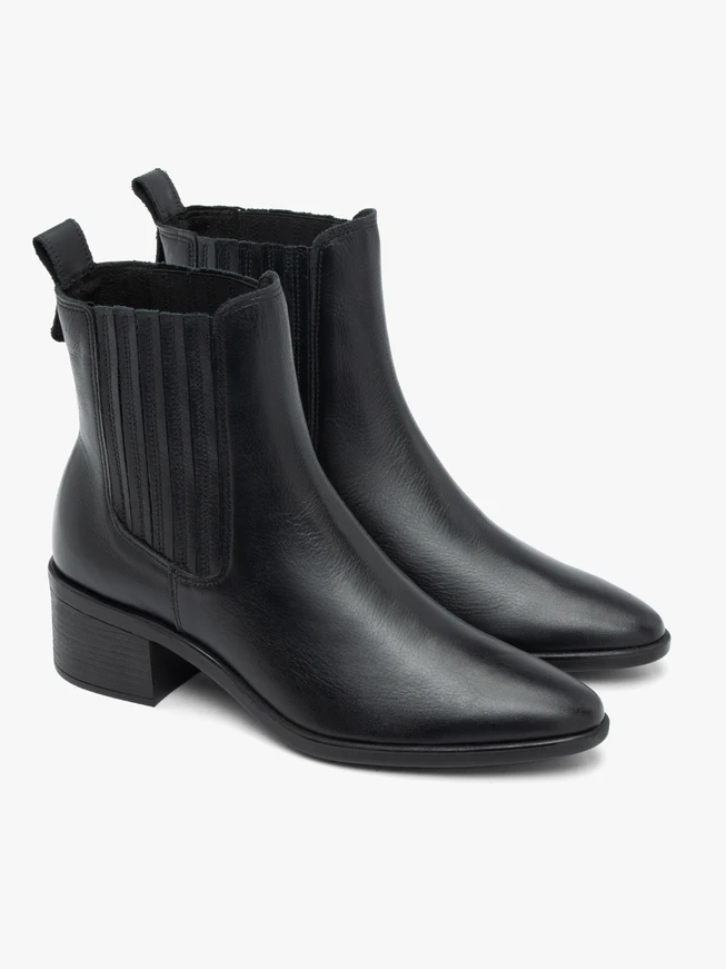 Black leather Chelsea boots with heel
