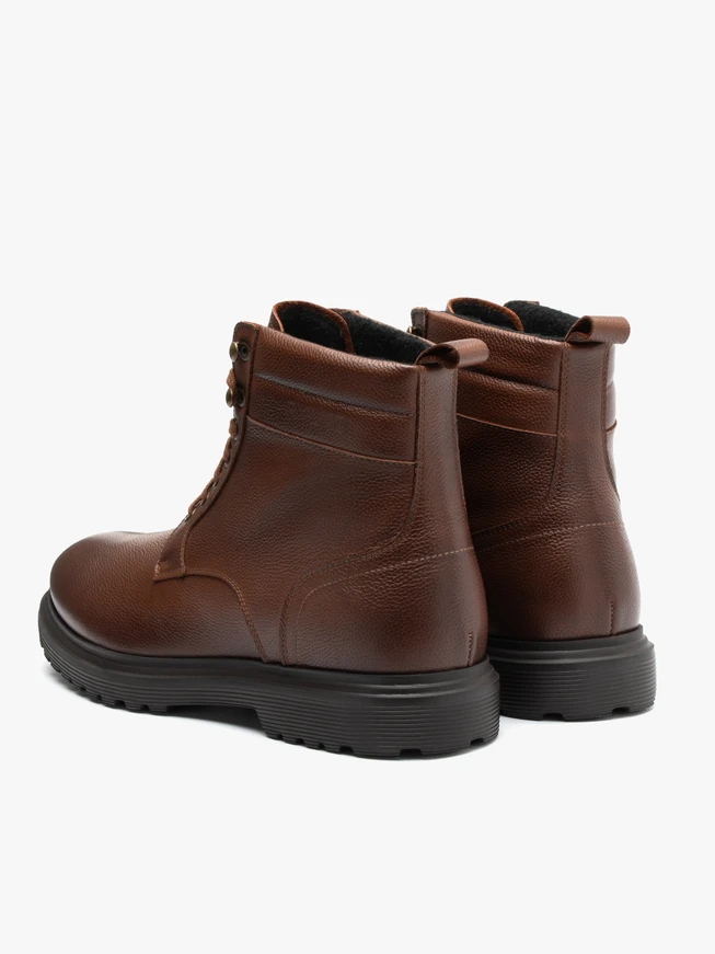 Braune isolierte Stiefel