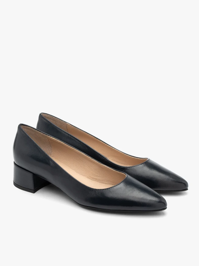 Marineblaue niedrighackige Pumps