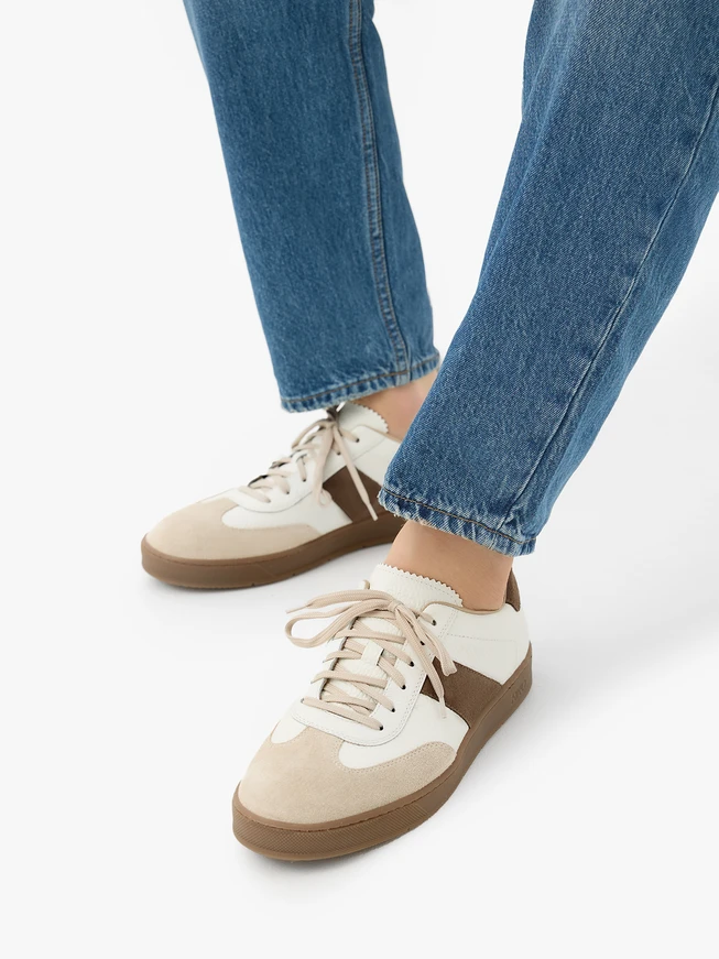 Mehrfarbige Sporthalbschuhe für Männer