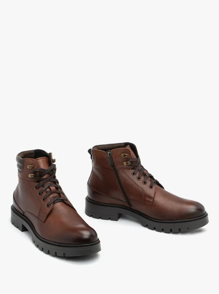 Braune isolierte Stiefel