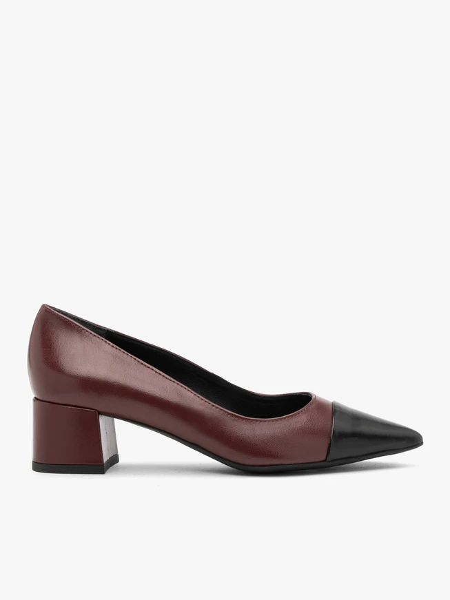 Kastanienbraune Pumps mit schwarzer Zehenkappe