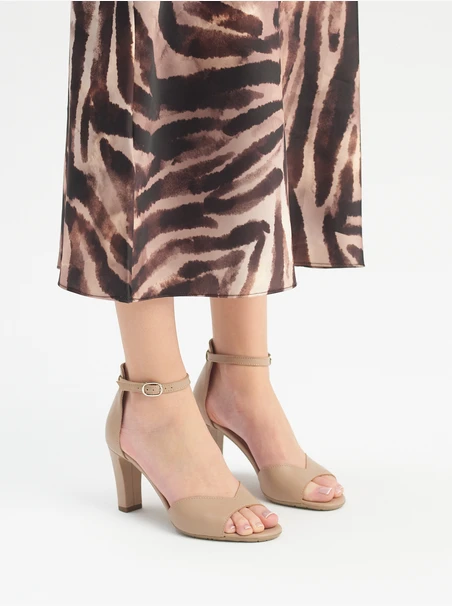 Beigefarbene Stiletto-Sandalen für Frauen