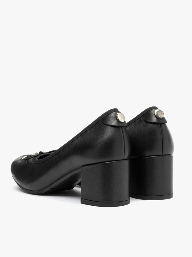 Black pumps with bow and block heel