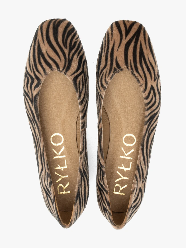 Geometrisch bedruckte Ballerinas in Beige und Schwarz
