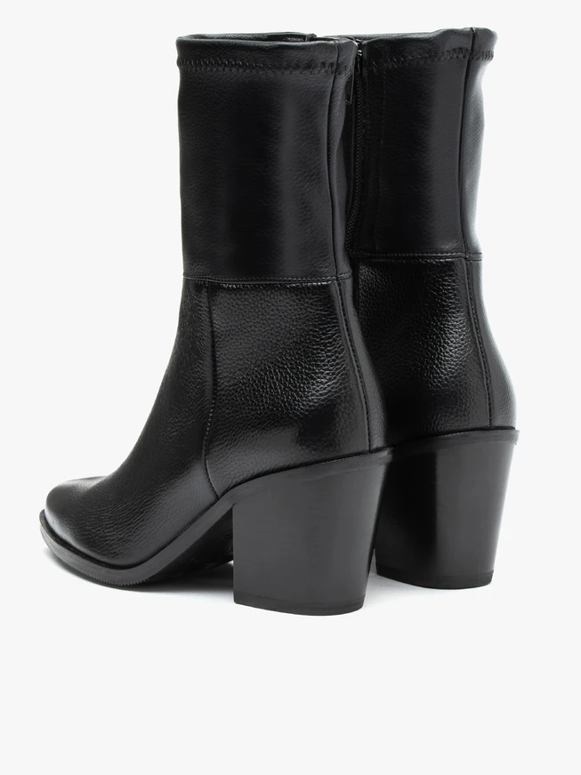 Schwarze höhere Stöckelschuhe