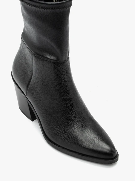 Schwarze höhere Stöckelschuhe