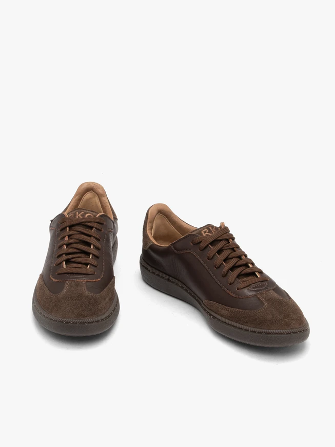 Braune halbe Sportschuhe mit flacher Sohle