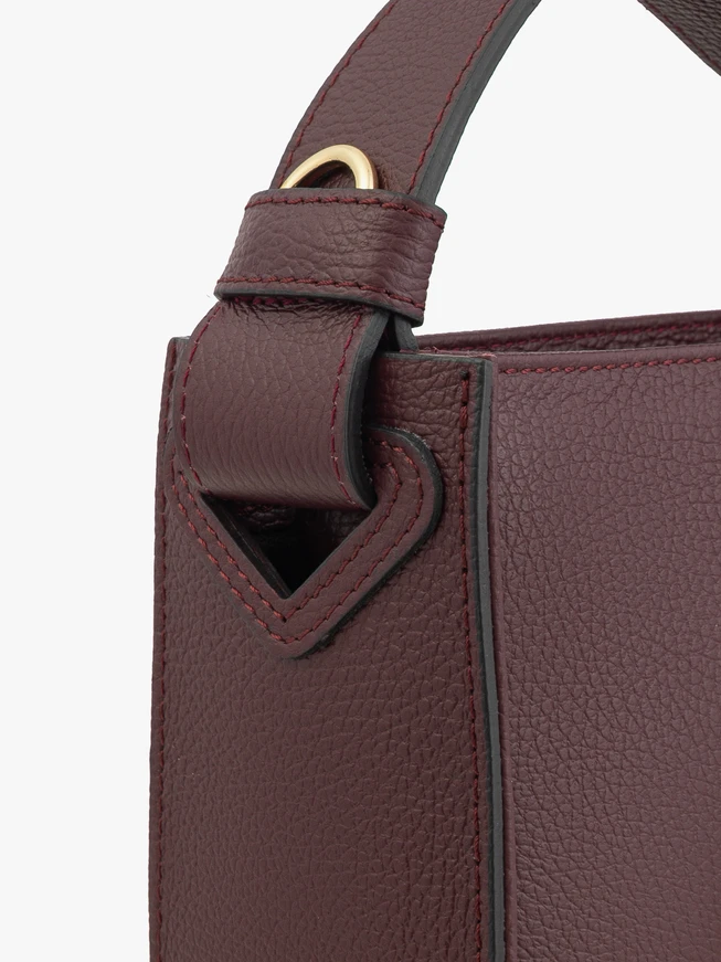 Kastanienbraune Lederhandtasche mit Riemen und Henkel