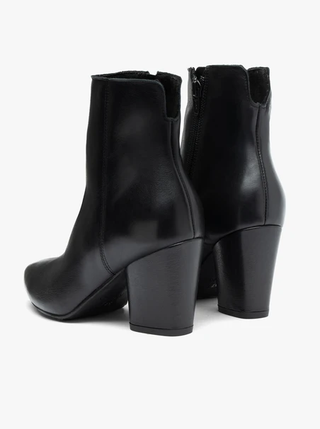 Schwarze Stiefel mit Absatz aus genarbtem Leder