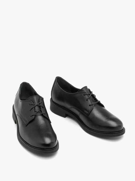 Klassische schwarze Halbschuhe