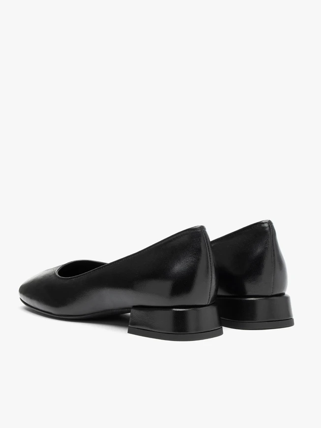 Schwarze klassische Pumps aus genarbtem Leder
