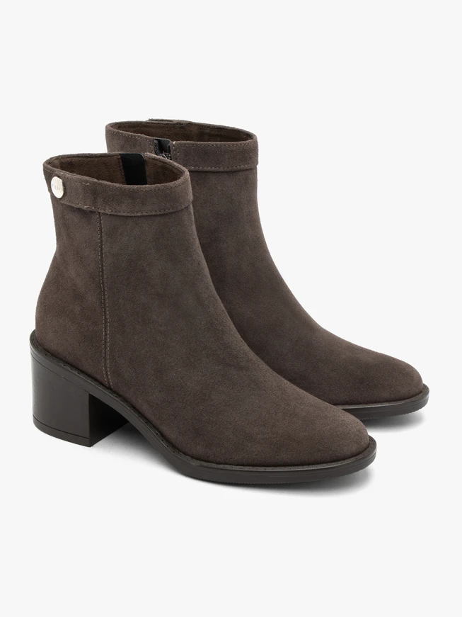 Braune Veloursstiefel mit Absatz