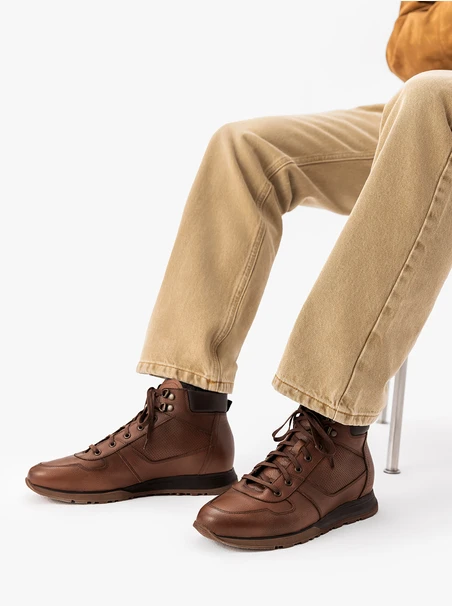 Braune isolierte Stiefel
