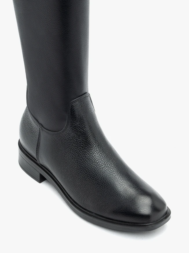 Schwarze Stiefel mit elastischem Schaft