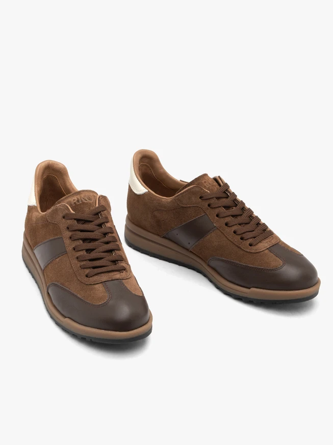 Braune Sporthalbschuhe