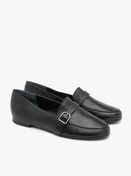 Schwarze Mokassins aus genarbtem Leder mit Riemen