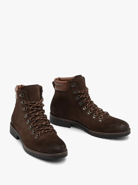 Braune Stiefel aus Leder und Velours