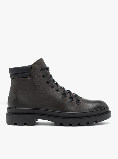 Dunkelbraune isolierte Stiefel