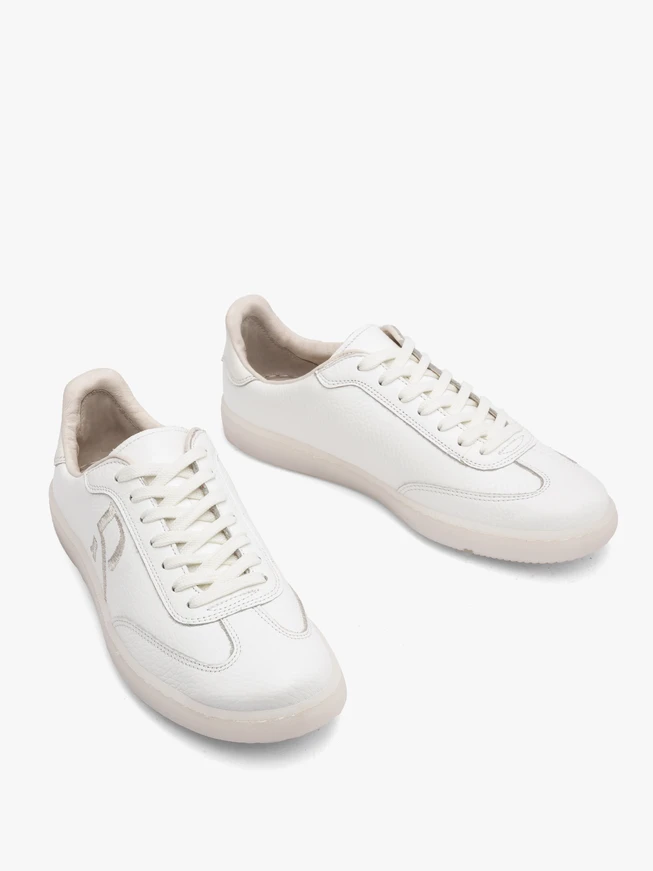 Weiße halbe Sportschuhe mit dekorativer Stickerei