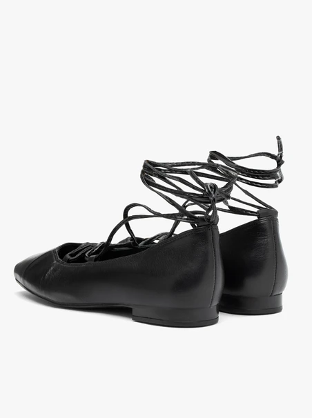 Schwarze Ballerinas mit Schnürung um den Knöchel