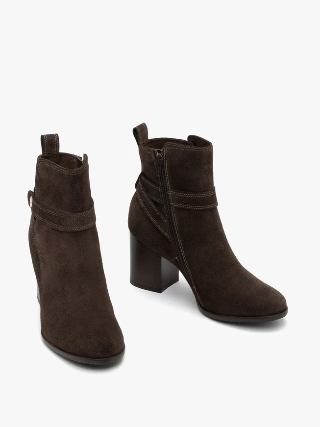 Braune Veloursstiefel mit Stilettoabsatz