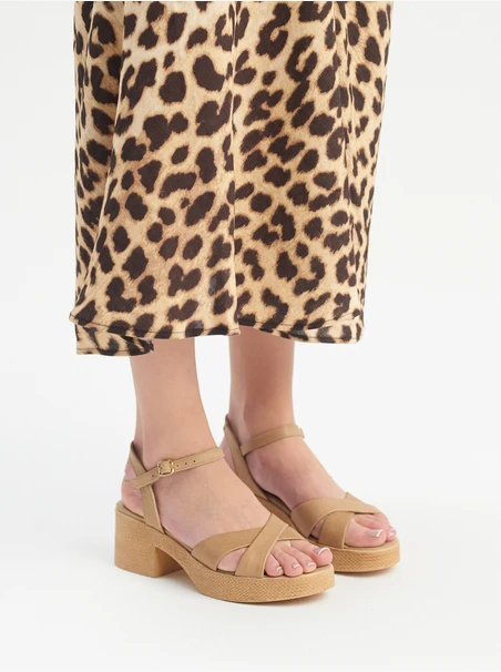 Beigefarbene Damen-Sandalen aus Vollnarbenleder