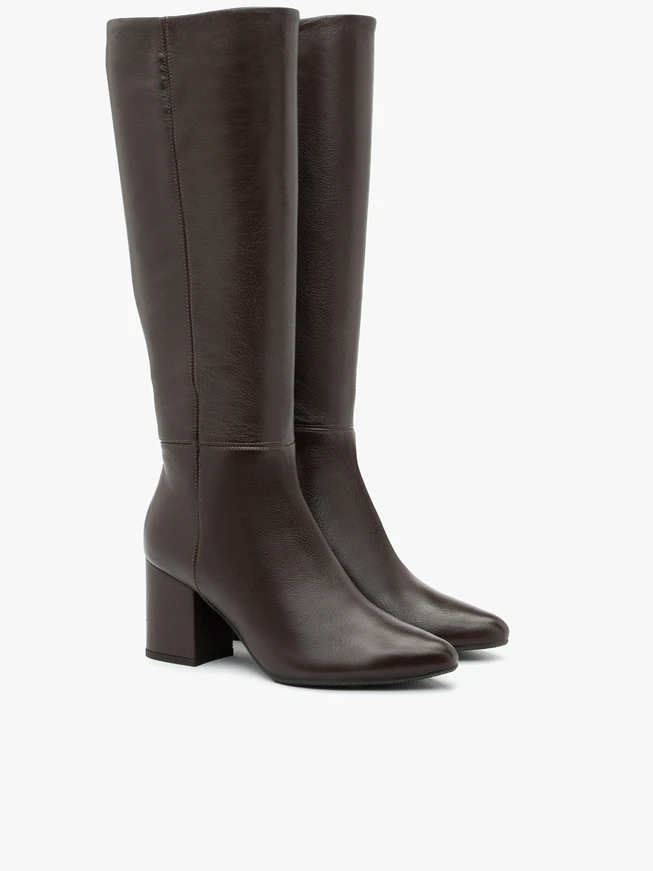 Braune Lederstiefel mit festem Absatz