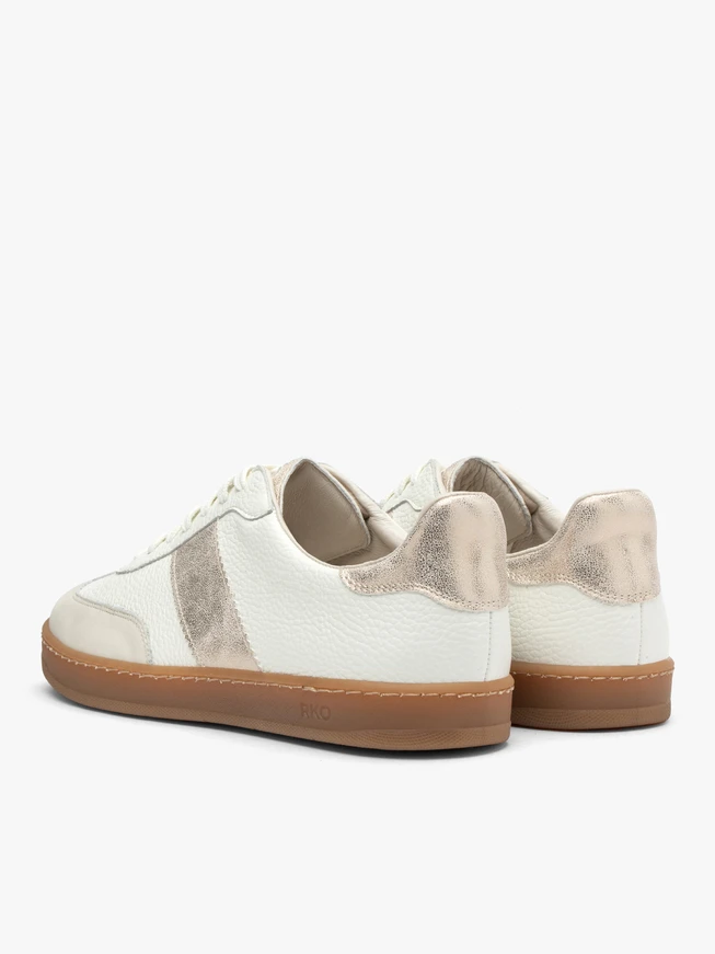Cremefarbene Sporthalbschuhe mit Platinverzierung