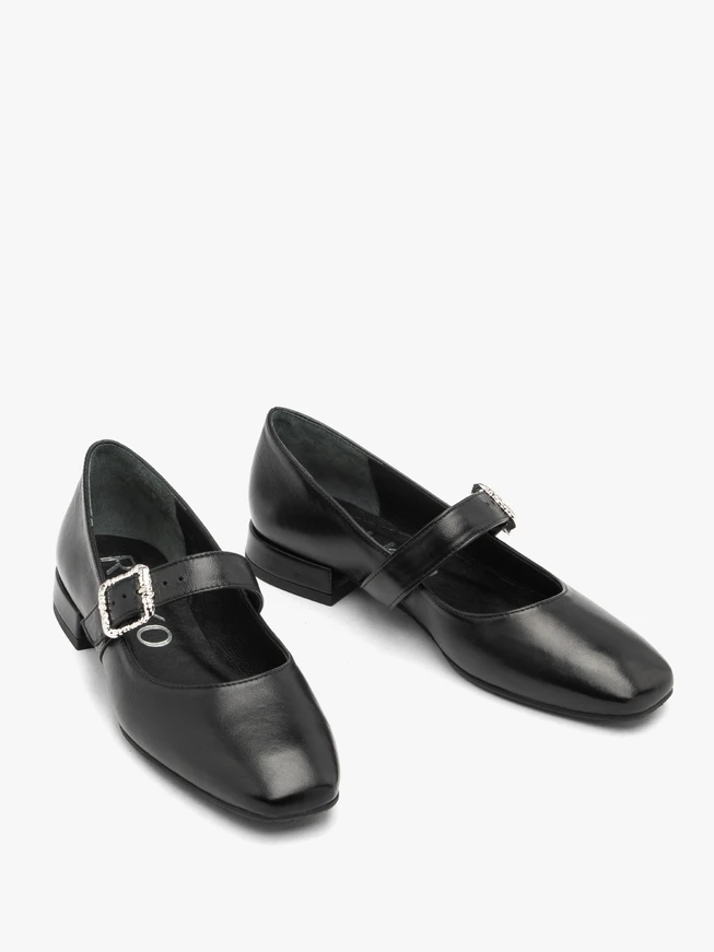 Schwarze Ballerinas mit Zierschnalle