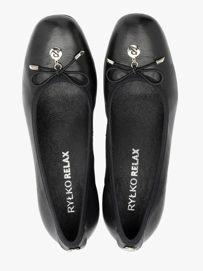 Black pumps with bow and block heel