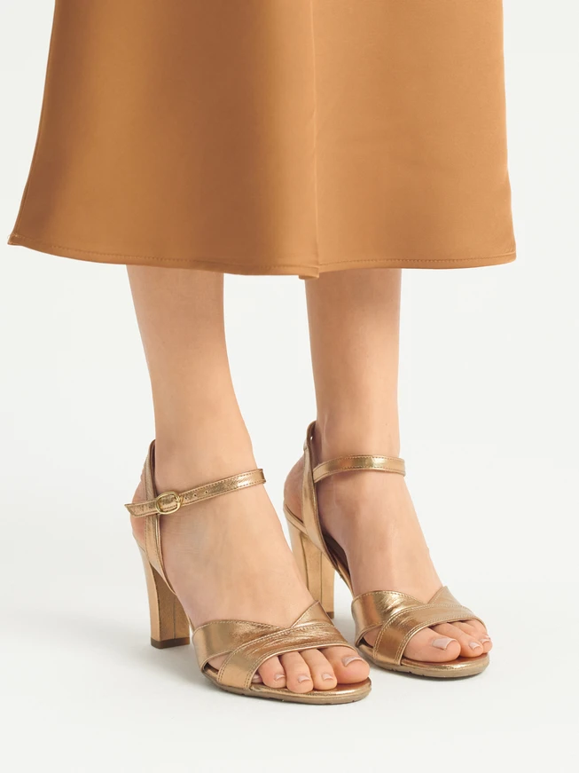 Goldene Sandalen mit klobigem Stilettoabsatz