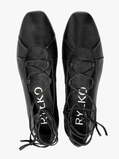 Schwarze Ballerinas mit Schnürung um den Knöchel