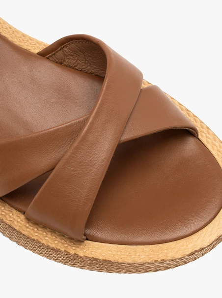 Braune niedrige Plateausandalen