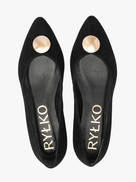 Schwarze Velours-Pumps mit Verzierung am unteren Schaft