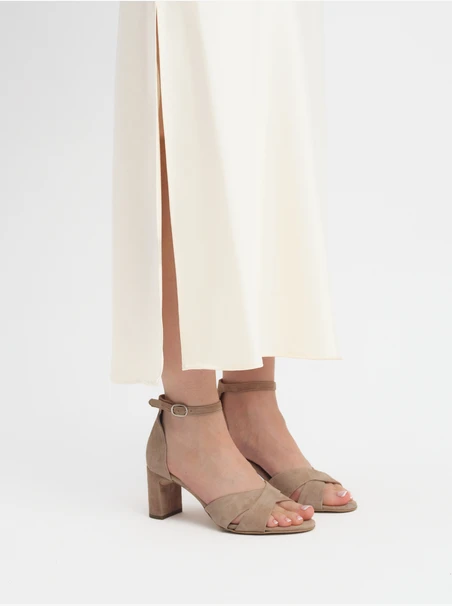 Beige Damen-Sandalen mit Absatz