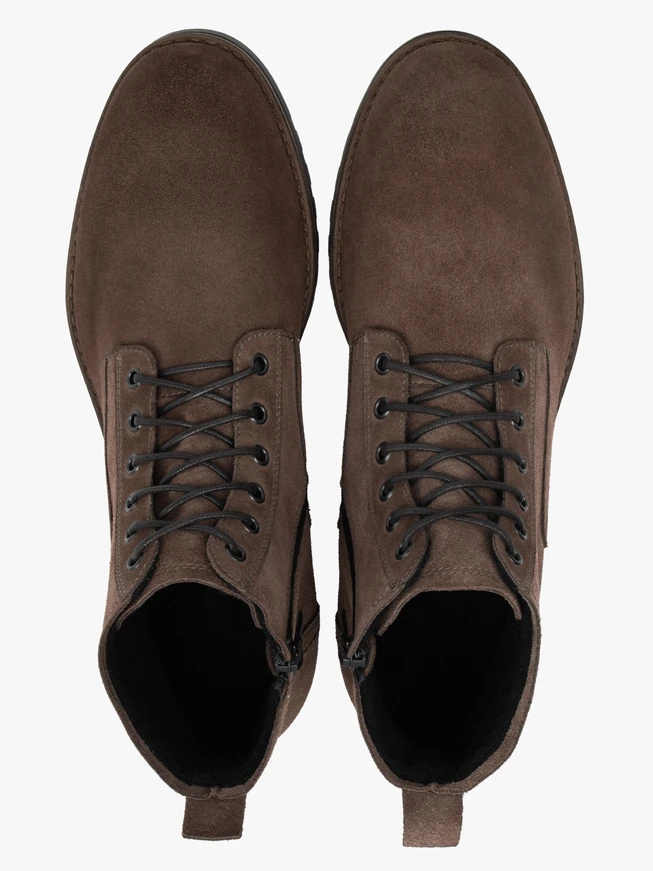 Isolierte braune Schafsfellstiefel