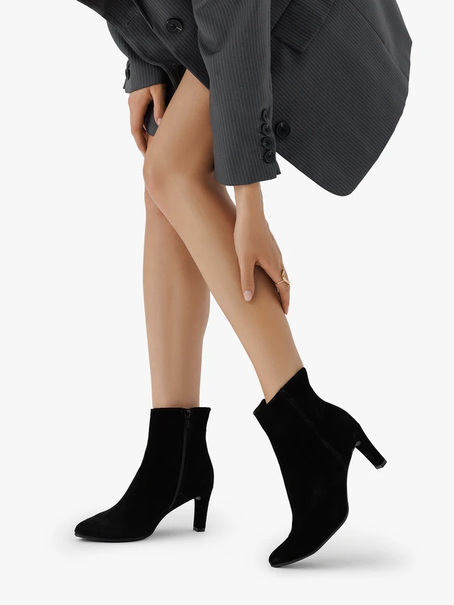 Stöckelschuhe aus schwarzem Velours