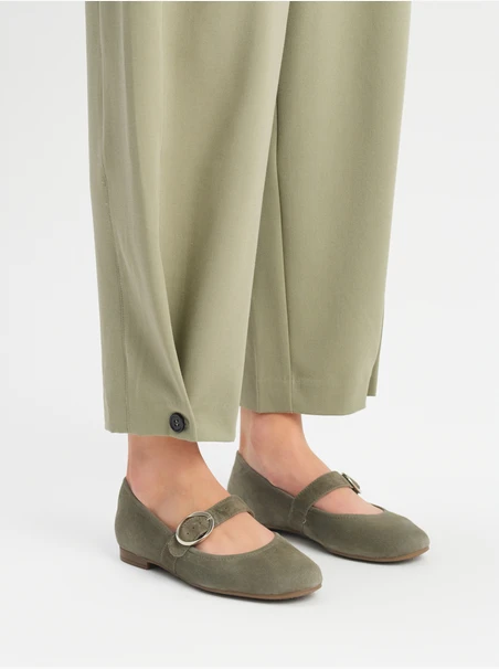 Olivefarbene Ballerinas mit silberner Schnalle