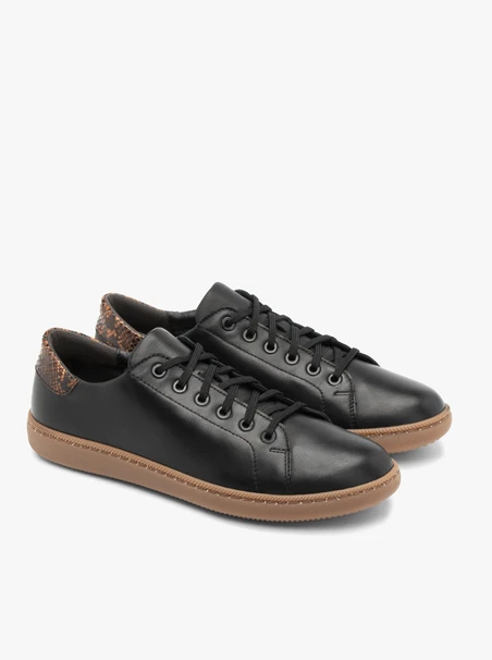 Schwarze Sportschuhe zum Schnüren