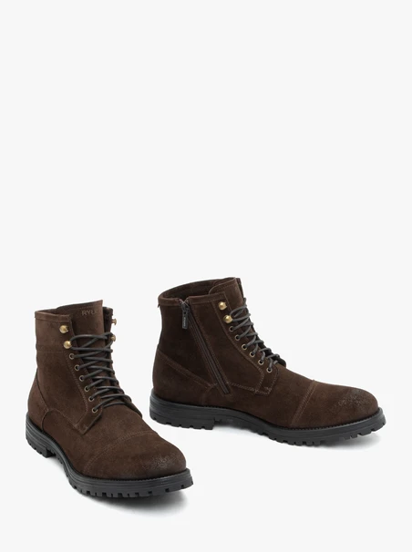 Dunkelbraune isolierte Stiefel