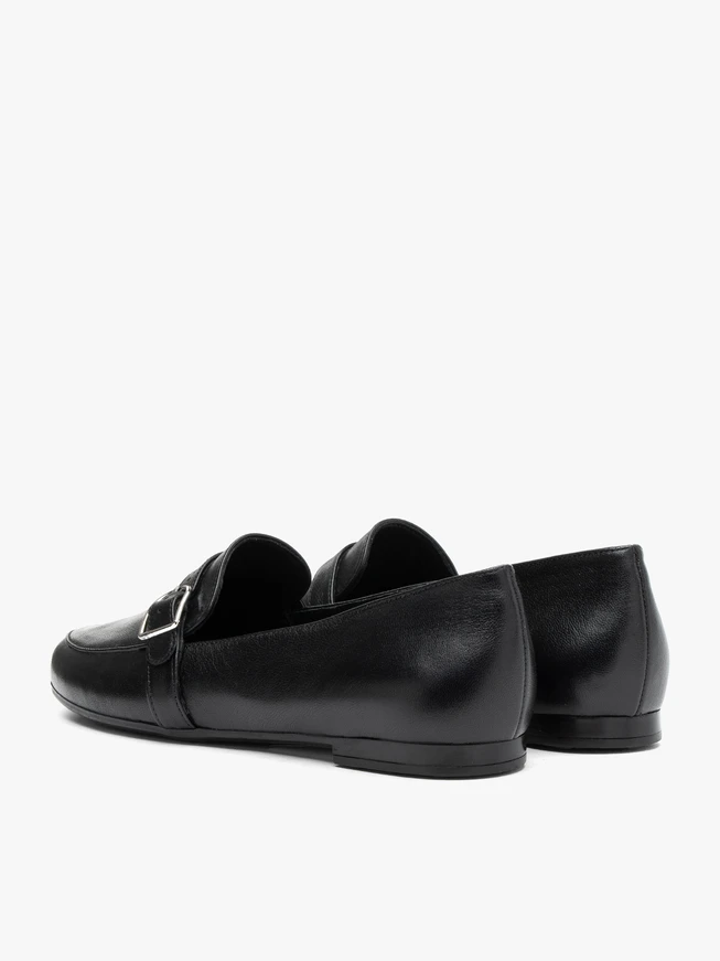 Schwarze Mokassins aus genarbtem Leder mit Riemen