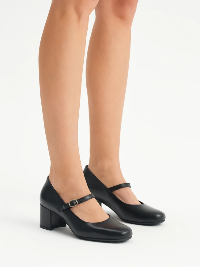 Black pumps with strap