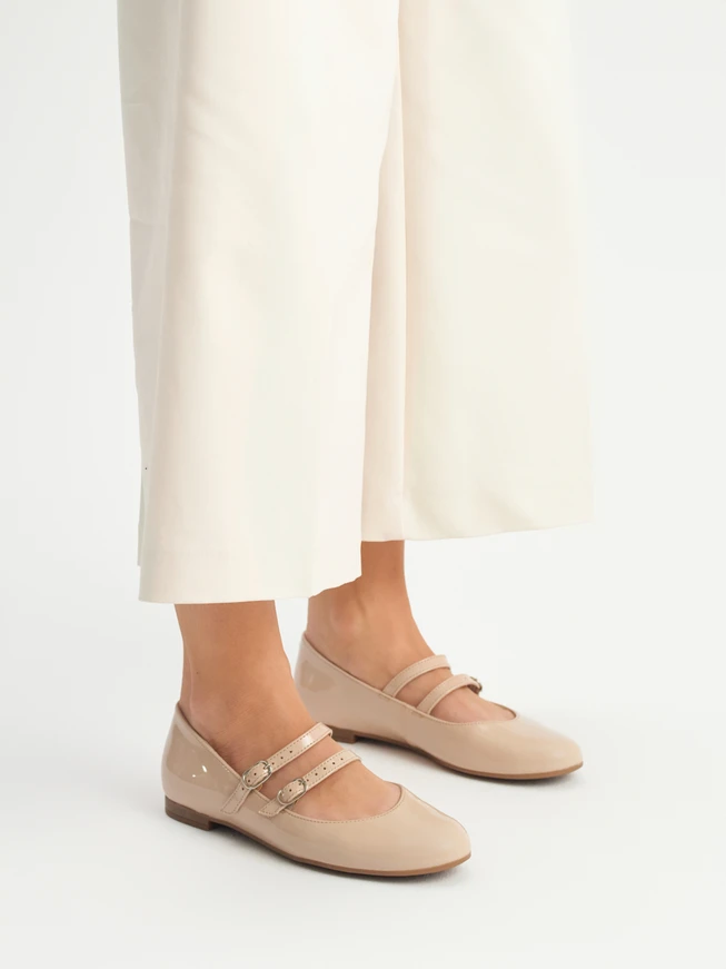 Lackierte Ballerinas mit zwei Riemen